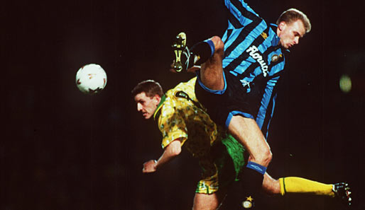 Bergkamp (r.) im UEFA Cup gegen Ian Crook von Norwich: Doch glücklich wurde er bei Inter Mailand nicht (1993 - 1995)