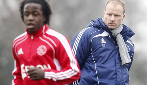 Heute ist Dennis Bergkamp U19-Trainer bei Ajax Amsterdam und baut neue Talente auf