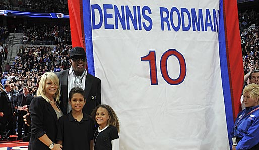 Die Detroit Pistons werden Rodmans Trikot mit der Nummer zehn nie wieder vergeben. Bei den Feierlichkeiten im April 2011 posiert Rodman mit seiner Familie
