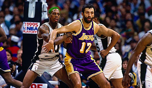 Im Halbfinale der Playoffs 1995 verteidigt Rodman (diesmal mit grünen Haaren) gegen Vlade Divac von den Los Angeles Lakers