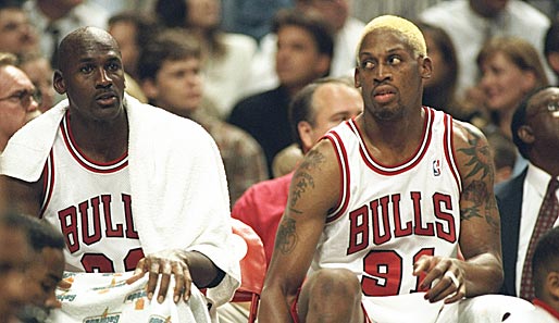 Zur Saison 1995/96 wechselte Rodman zu den Chicago Bulls. Hier auf der Bank mit "His Airness" Michael Jordan