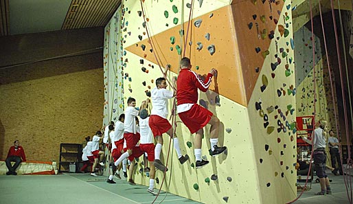 Anschließend ging es ab in den Sportpark Kerkheim, wo die Jugendlichen zunächst an der Kletterwand gefordert waren...