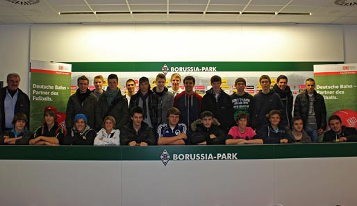 Herzlich Willkommen im Borussia-Park! Die Mannschaftsaufstellung des DB-Camps in Mönchengladbach