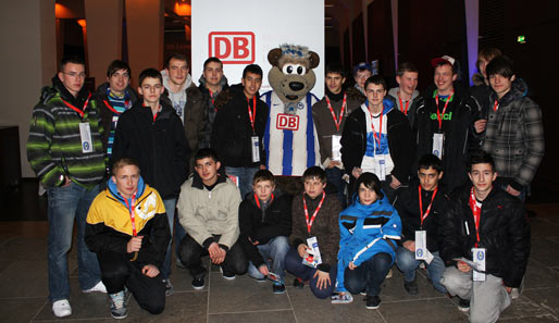Gruppenbild der 19 Teilnehmer mit Hertha-Profi Sebastian Neumann und Hertha-Maskottchen Hertinho