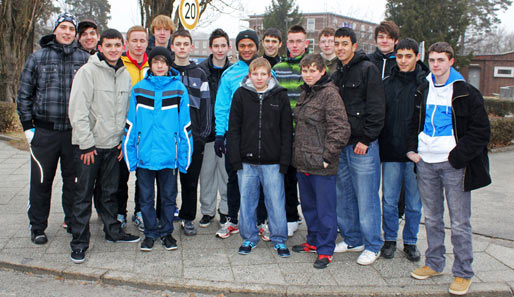 Auch Hertha-Profi Raffael (Mitte) ließ sich mit den Camp-Teilnehmern ablichten