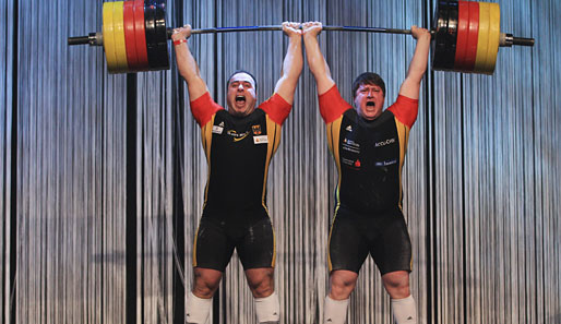 Matthias Steiner (r.) ist der amtierende stärkste Mann der Welt: 2010 holte er sich mit gehobenen 246 kg den Weltmeistertitel im Stoßen