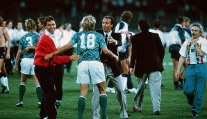 Nach dem Weiterkommen stürmte der komplette DFB-Tross auf den Rasen. Franz Beckenbauer, noch mit vollem schwarzen Haar und gut gebräunt, natürlich mittendrin