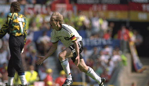 Jürgen Klinsmann steuerte zwei Treffer zum 3:0-Erfolg bei. Im Hintergrund: Das geschmacklich polarisierende Trikot von Russen-Keeper Dimitri Charin