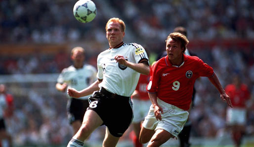 Bei der EM 1996 war Russland Vorrunden-Gegner der DFB-Elf. Deutschland setzte sich mit 3:0 durch. Hier Matthias Sammer (l.), der das 1:0 erzielte