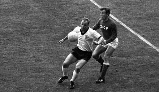 ...Uwe Seeler war damals einer der Führungsspieler im Team von Trainer Helmut Schön. Deutschland siegte am Ende mit 2:1 und scheiterte anschließend am Gastgeber