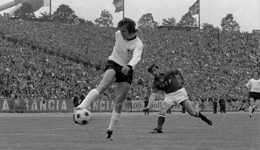 Bereits 1972 stand man sich erneut in einem wichtigen Spiel gegenüber: Im EM-Finale durfte Jupp Heynckes (l.) von M'gladbach ran...