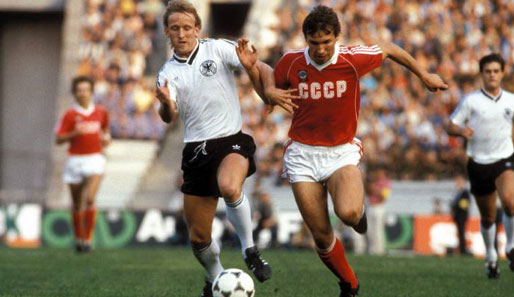 1985 feierte die UdSSR einen der wenigen Siege über die Bundesrepublik. Andreas Brehme (l.) & Co. hatten damals mit 0:1 das Nachsehen