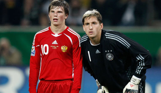 Am 10.10.2009 treffen Russland und Deutschland im entscheidenden WM-Quali-Rückspiel um den Gruppensieg aufeinander - hier Andrej Arschawin (l.) und Rene Adler (r.)
