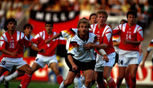 1991 schlug die DFB-Auswahl die damalige Sowjetunion in einem Freundschaftsspiel mit 2:1. Hier im Vordergrund Rudi Völler, damals beim AS Rom unter Vertrag