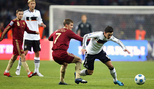 Gegen die Russen glänzt erneut Mesut Özil. Der Bremer bereitete das Goldene Tor durch Klose mustergültig vor