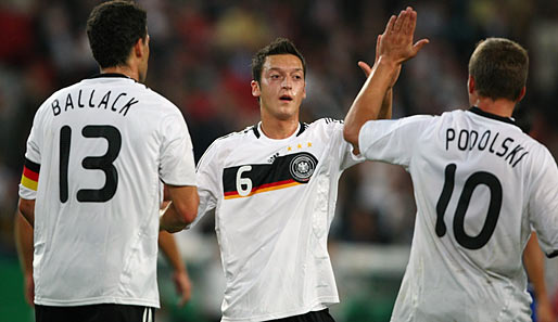 Özil erspielte sich in kürzester Zeit einen Platz unter den Arrivierten. Der 20-Jährige schließt die kreative Lücke im deutschen Mittelfeld