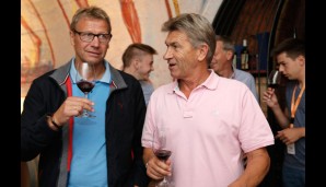 Die Altstars ließen es sich sichtlich gut gehen: Guido Buchwald und Klaus Augenthaler nehmen hier an einer Weinprobe teil