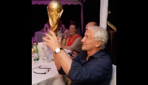 Rudi Völler, der im Finale gegen Argentinien den entscheidenden Elfmeter herausholte, präsentiert den WM-Pokal