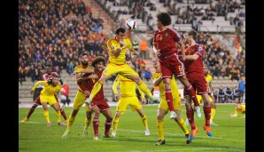 Und raus die Kugel! Gareth Bale wuchtet den Ball per Kopf aus dem Strafraum - mit Erfolg, Wales verteidigt einen Punkt
