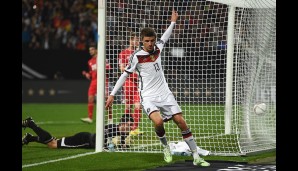 Der Ball ist im Netz, der Torwart am Boden und der Müller jubelt - also alles wieder normal nach dem verkorksten Polen-Spiel