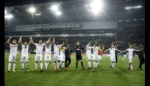Nach dem Spiel ließ sich die Mannschaft der Borussia von den zahlreichen Gästefans feiern