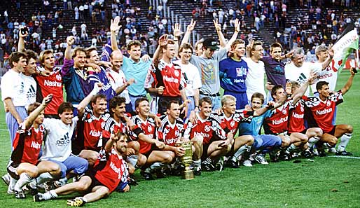 1992: Das einzige Mal in der Geschichte gewinnt mit Hannover 96 ein Zweitligist den Pokal. Torwart Jörg Sievers verwandelt im Finale gegen Gladbach einen Elfer