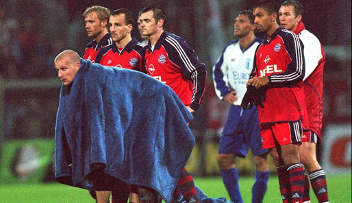 Bedröppelte Gesichter bei den Roten: 2000 kegelt der 1. FC Magdeburg in der zweiten Runde die Bayern mit 2:4 n.E. raus