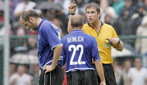 2005: Im Skandalspiel HSV gegen den SC Paderborn 07 pfeift Schiri Hoyzer zwei Elfmeter und eine rote Karte gegen die Hanseaten. Die verlieren mit 2:4