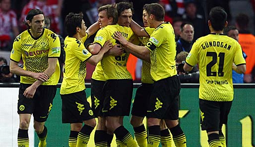 Die Mannschaft von Borussia Dortmund bejubelt eines der fünf Tore gegen Bayern München