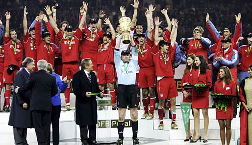 Wie sich die Bilder gleichen. Auch 2006 konnten die Bayern den Gewinn des Doubles feiern. Im Pokalfinale gegen Eintracht Frankfurt reichte ein 1:0.