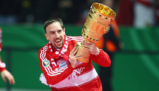 Unvergessen, wie Franck Ribery mit dem Pokal durchs Berliner Olympiastadion läuft. In der ersten Saison in München konnte der Ausnahmefußballer das Double gewinnen
