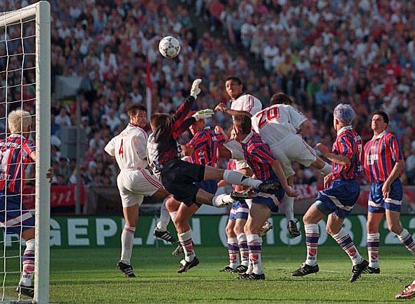 1997: Giovane Elber erzielte im Finale von 1997 die zwei einzigen Tore für den VFB Stuttgart