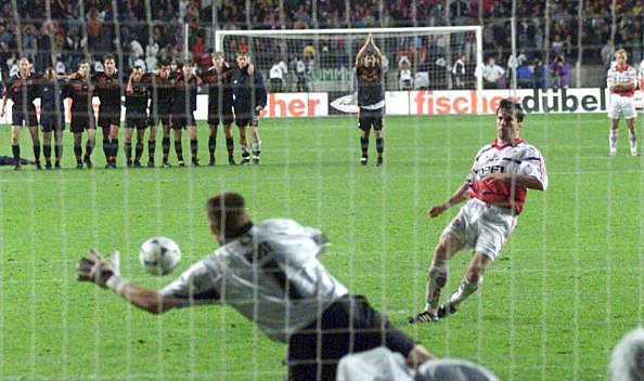 1999: Final-Held Frank Rost hält den entscheidenen Elfmeter gegen Lothar Matthäus und brachte den Pokal so nach Bremen