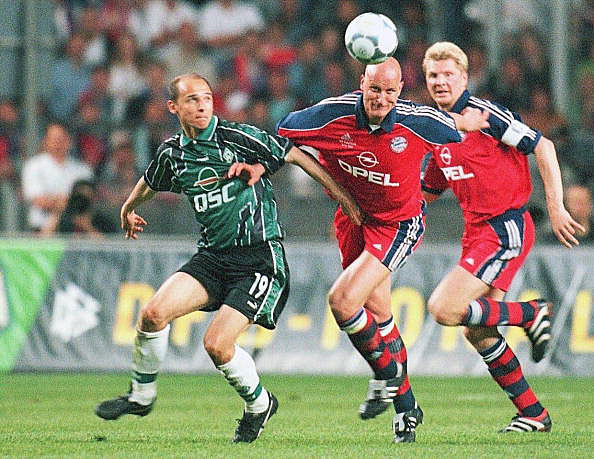 2000: Wie auch im Vorjahr kämpften Bayern und Bremen um den DFB-Pokal