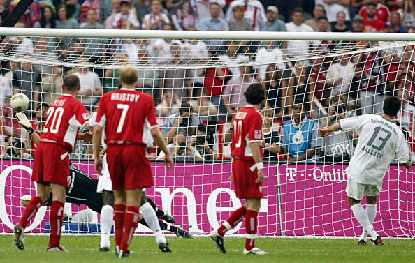 2003: Bereits in der 10. Spielminute führten die Bayern mit 2:0 durch diesen verwandelten Elfemeter von Michael Ballack