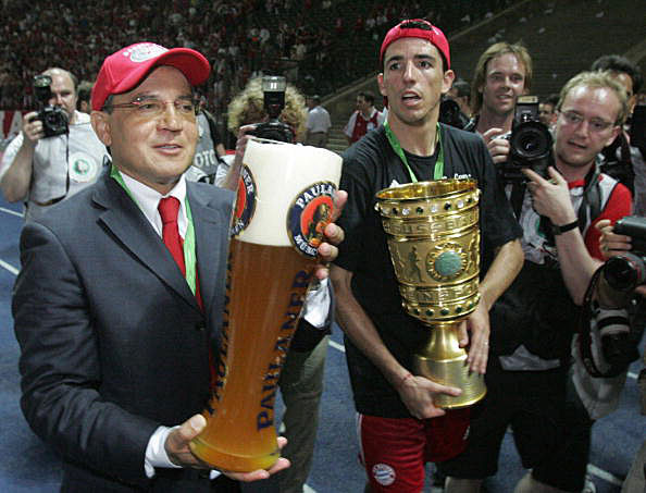 2005: Die Bayern dürfen schon wieder in Berlin feiern. Natürlich auch mit der traditionellen Weißbierdusche