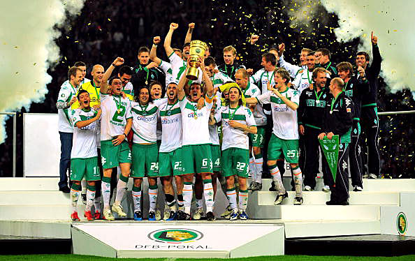 Der Manschaft von Werder Bremen gelingt der 6. Pokalsieg in der Vereinsgeschichte