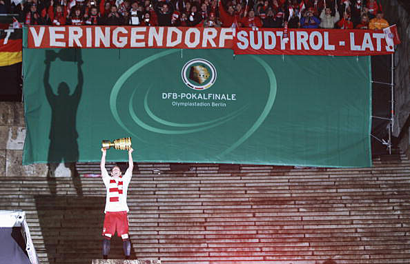 Vizekapitän und Torschütze zum 4:0 Endstand, Bastian Schweinsteiger, feiert mit seinen Fans und dem Pokal