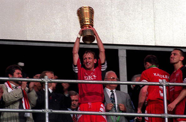 1996: WM-Held Andi Brehme stemmt den Pokal in den Berliner Nachthimmel nach dem 1:0 Sieg über Karlsruhe SC