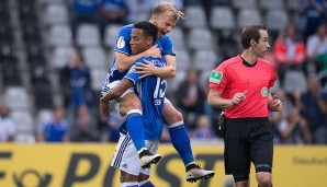 FC VILLINGEN - FC SCHALKE 04 1:4: Dennis Aogo besorgte per Traumtor das 1:0 für Schalke - und ließ sich dann von Johannes Geis herzen
