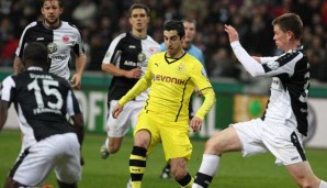 Halt, du bist umzingelt! Dortmunds Henrikh Mkhitaryan wird von vier Frankfurtern gejagt