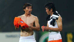 Nach dem Spiel wurde es aber auch wieder versöhnlich zwischen den Gegnern. Bestes Beispiel: Die beiden Japaner Takashi Inui und Yusuke Tasaka