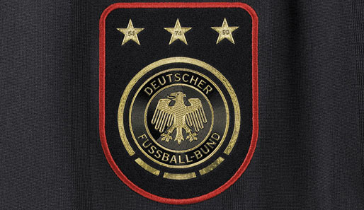 Und so sieht das Wappen auf der Brust aus: Drei goldene Sterne mit den Jahreszahlen der drei WM-Titel thronen über dem Bundesadler