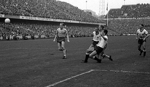 Franz Beckenbauer (M., vorn) stand zum ersten Mal für Deutschland auf dem Platz. Bei der WM 1966 verlor Deutschland im Finale gegen England durch das Wembley-Tor