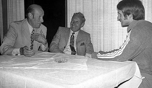 1969 musste die Truppe von Trainer Helmut Schön (l.) und Wolfgang Overath (r.) abermals um die WM-Teilnahme bangen. Ein Sieg gegen Schottland musste her