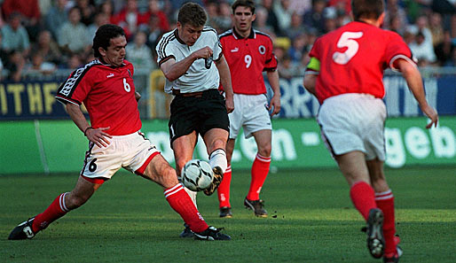 1997 wurde es wieder mal eng. Die DFB-Truppe stand zwar auf Platz 1 in der Quali-Gruppe, doch eine Niederlage gegen Albanien hätte die Relegation bedeutet