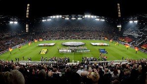 Vor ausverkauftem Haus in Köln sicherte sich der DFB souverän das WM-Ticket