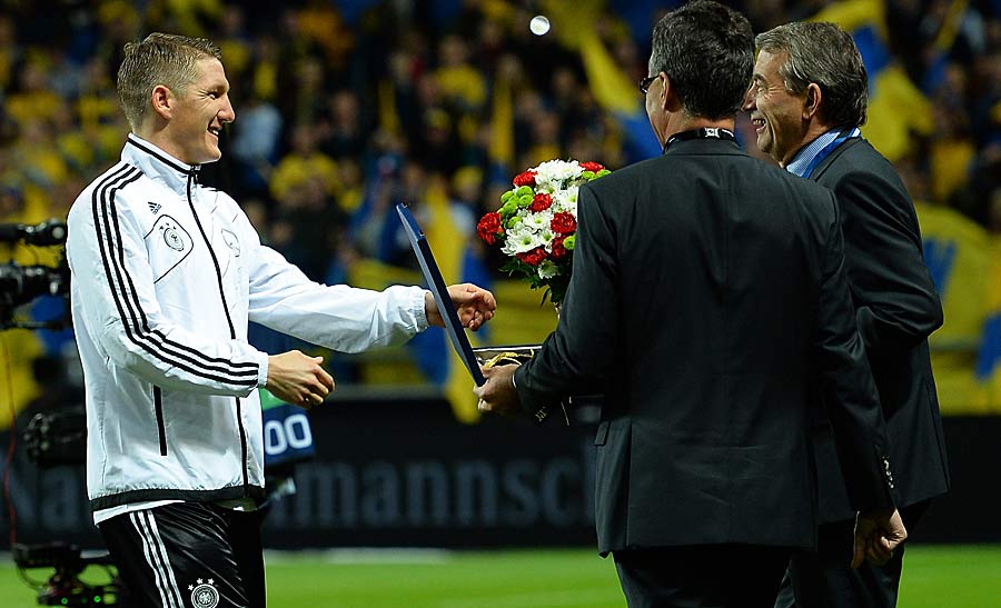 Vor dem Spektakel wurde Bastian Schweinsteiger vom DFB für sein 100. Länderspiel geehrt