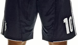 Die Hosen sind ebenso schlicht gehalten, komplett in Schwarz mit den drei adidas-Streifen in Weiß an den Seiten