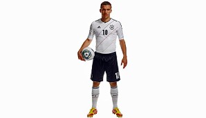 Lukas Podolski macht im hautengen neuen adidas-Trikot wie immer eine blendende Figur